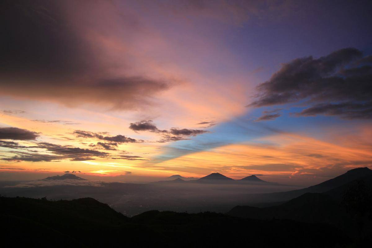 potret sunrise di gunung Prau (unsplash.com/irsyad mahlafi)