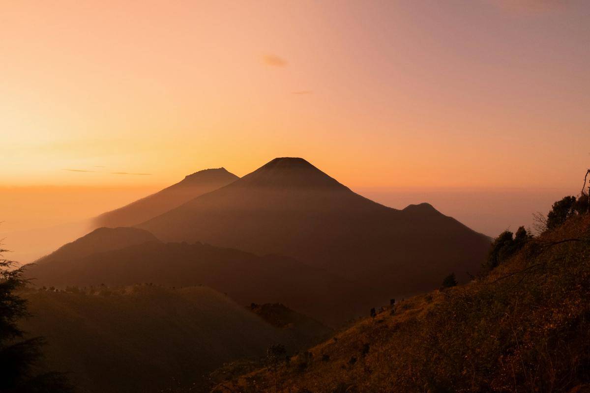 potret sunrise di gunung Prau (unsplash.com/Muhammad Fadil)
