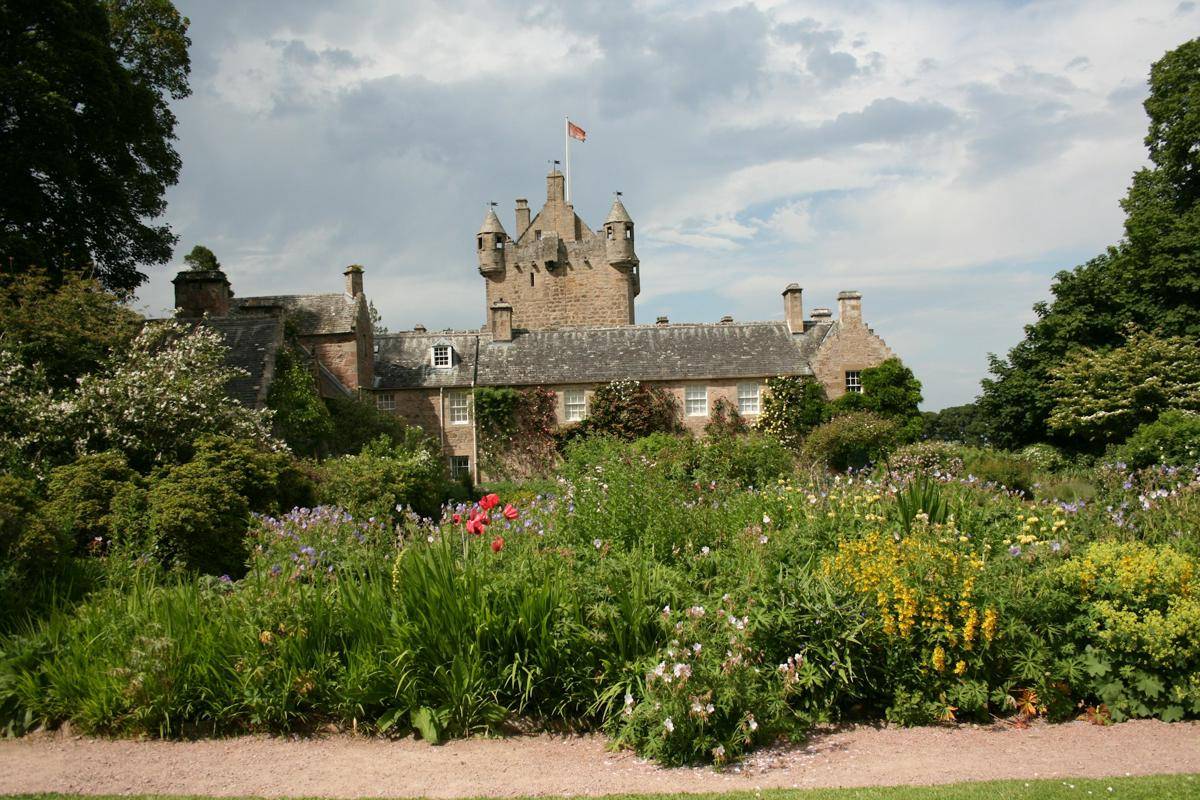 Cawdor Castle (unsplash.com/Neil Mewes)