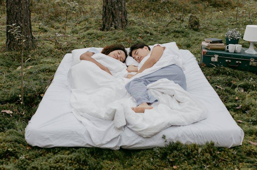 ilustrasi tidur di atas sleeping pad (pexels.com/cottonbro studio)
