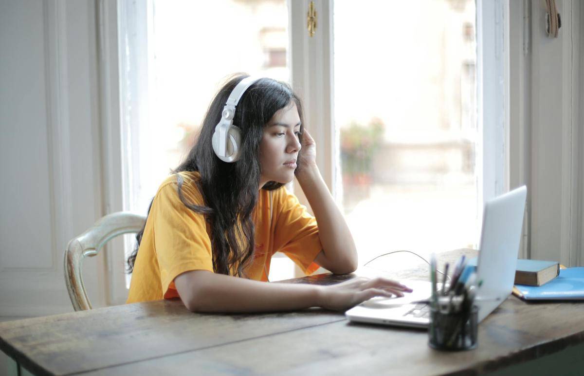 ilustrasi mendengar musik (pexels.com/AndreaPiacquadio)
