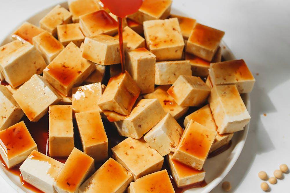 ilustrasi merendam tofu dengan bumbu marinasi (pexels.com/Polina Tankilevitch)