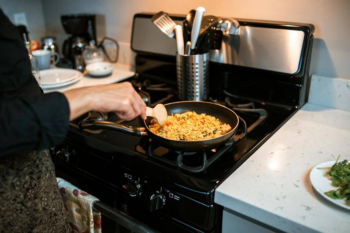 ilustrasi memasak nasi goreng telur sosis (pexels.com/RDNE Stock project)