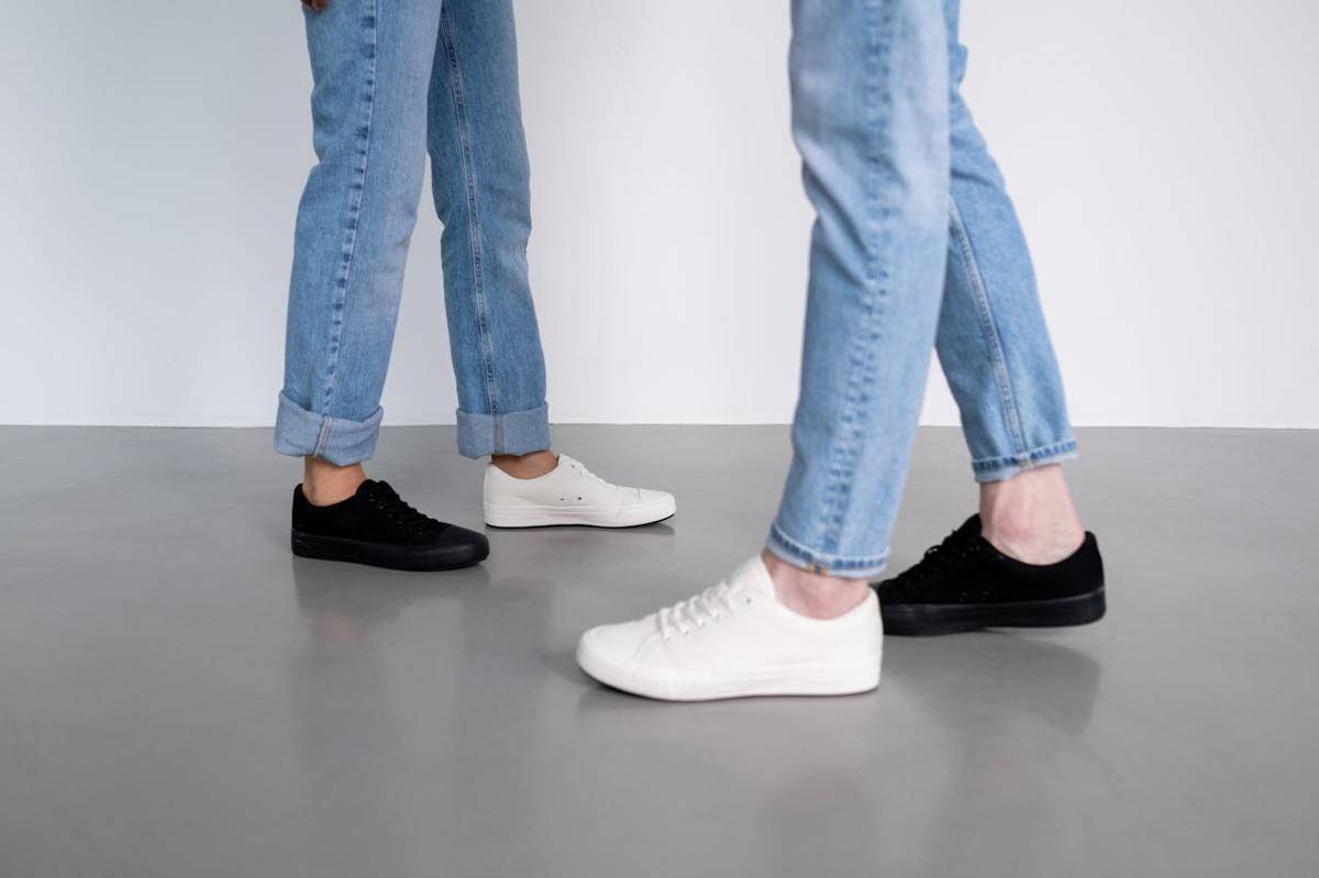 ilustrasi model celana slim fit (pexels.com/Ron Lach)