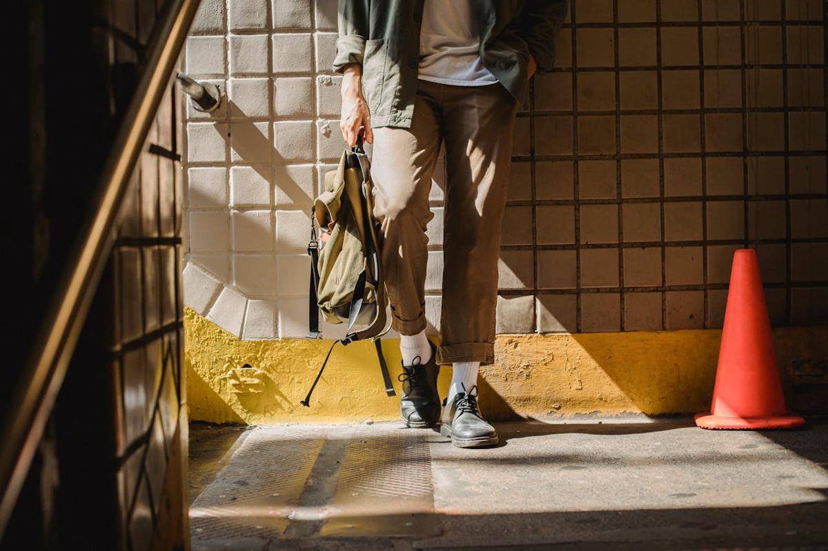 ilustrasi ankle pants (pexels.com/Samson Katt)