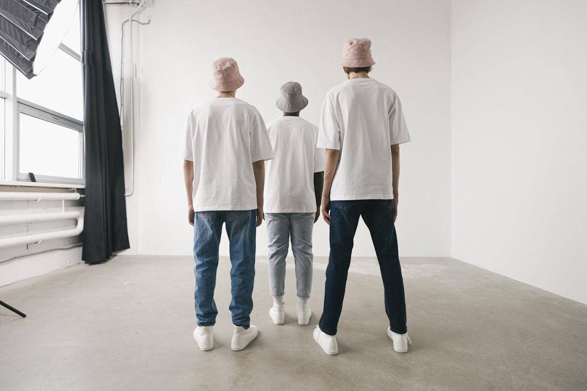 ilustrasi model celana straight pants (pexels.com/SHVETS production)