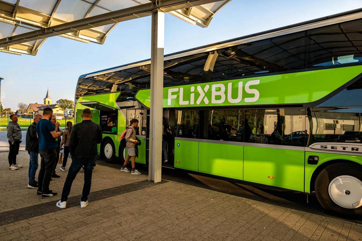 ilustrasi naik bus (pexels.com/Vladimir Srajber)