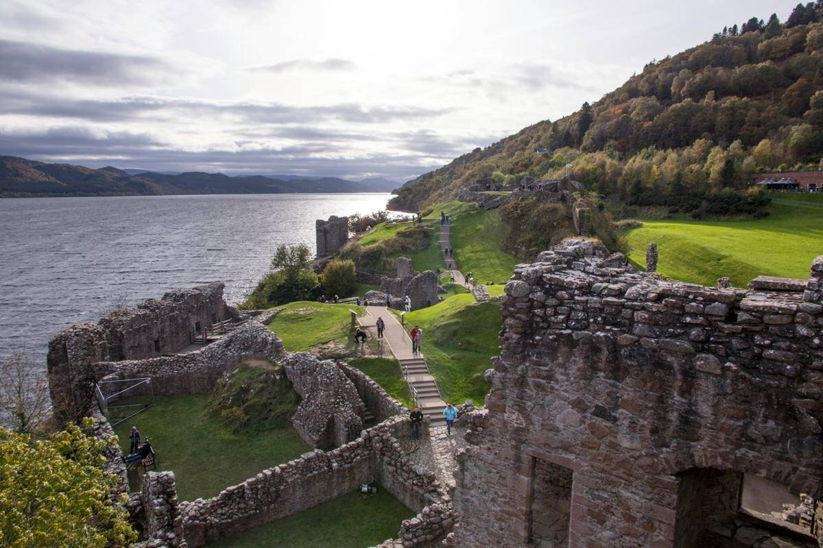 Urquhart Castle (unsplash.com/Robin Canfield)