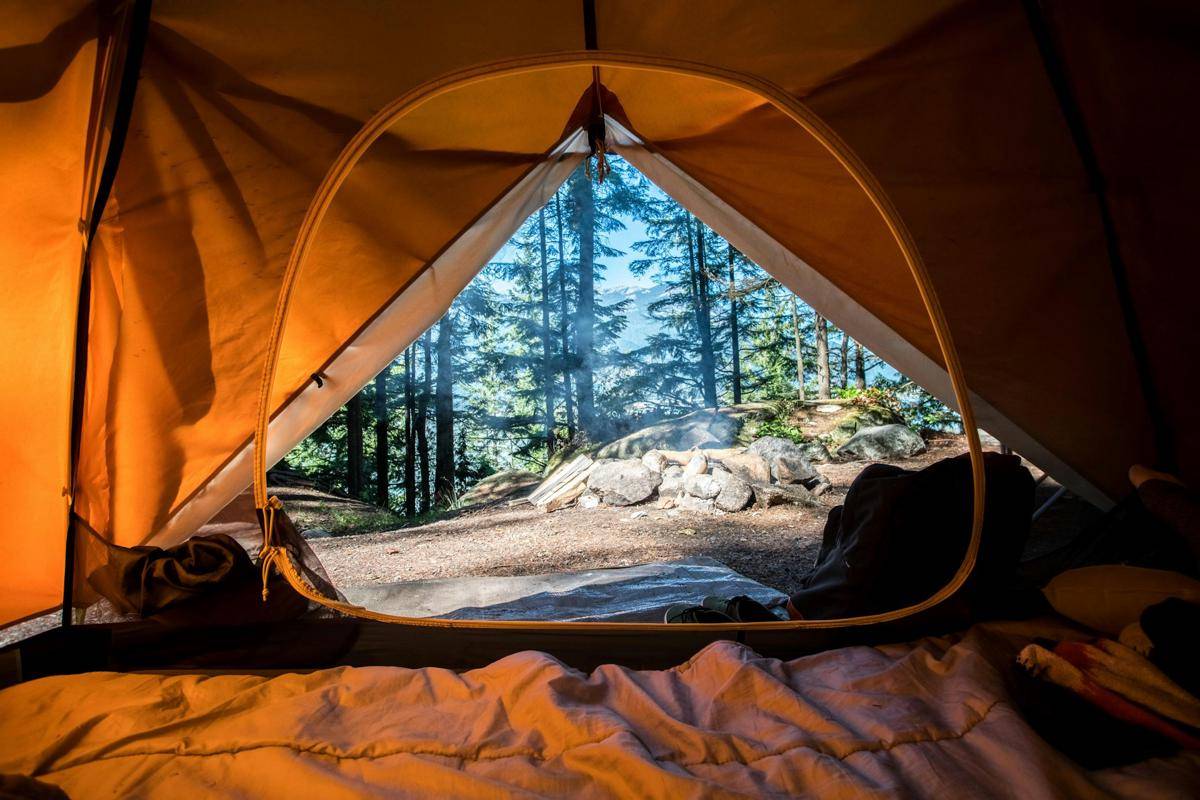 ilustrasi sleeping pad di dalam tenda (unsplash.com/Scott Goodwill)