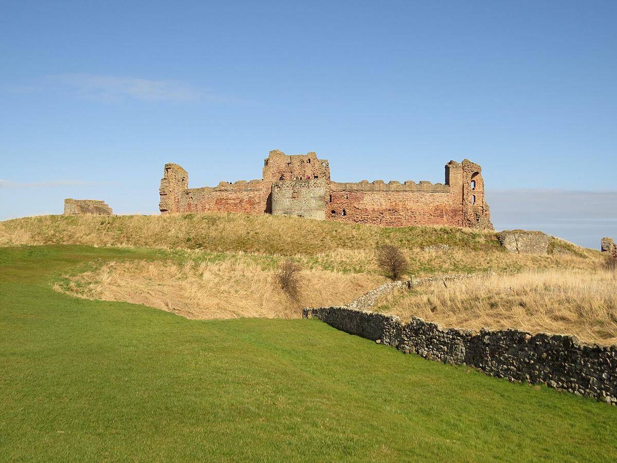 Tantallon Castle (commons.wikimedia.org/D. Gordon E. Robertson)