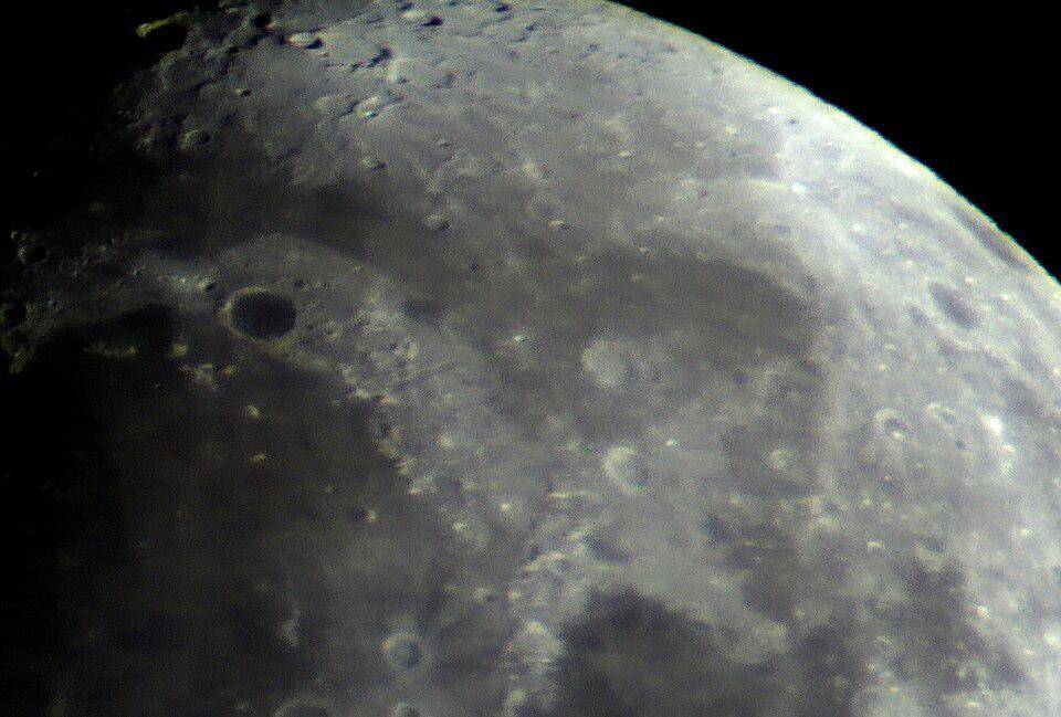potret permukaan Bulan (commons.wikimedia.org/Larryelifritz)