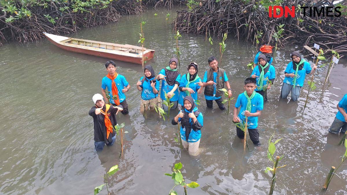 Kelompok Siswa Pencinta Alam (SISPALA) SMA/SMK Kabupaten Luwu Timur mengikuti penanaman mangrove di pesisir Pasi-Pasi, Malili, Sabtu (26/7/2025). IDN Times/Irwan Idris
