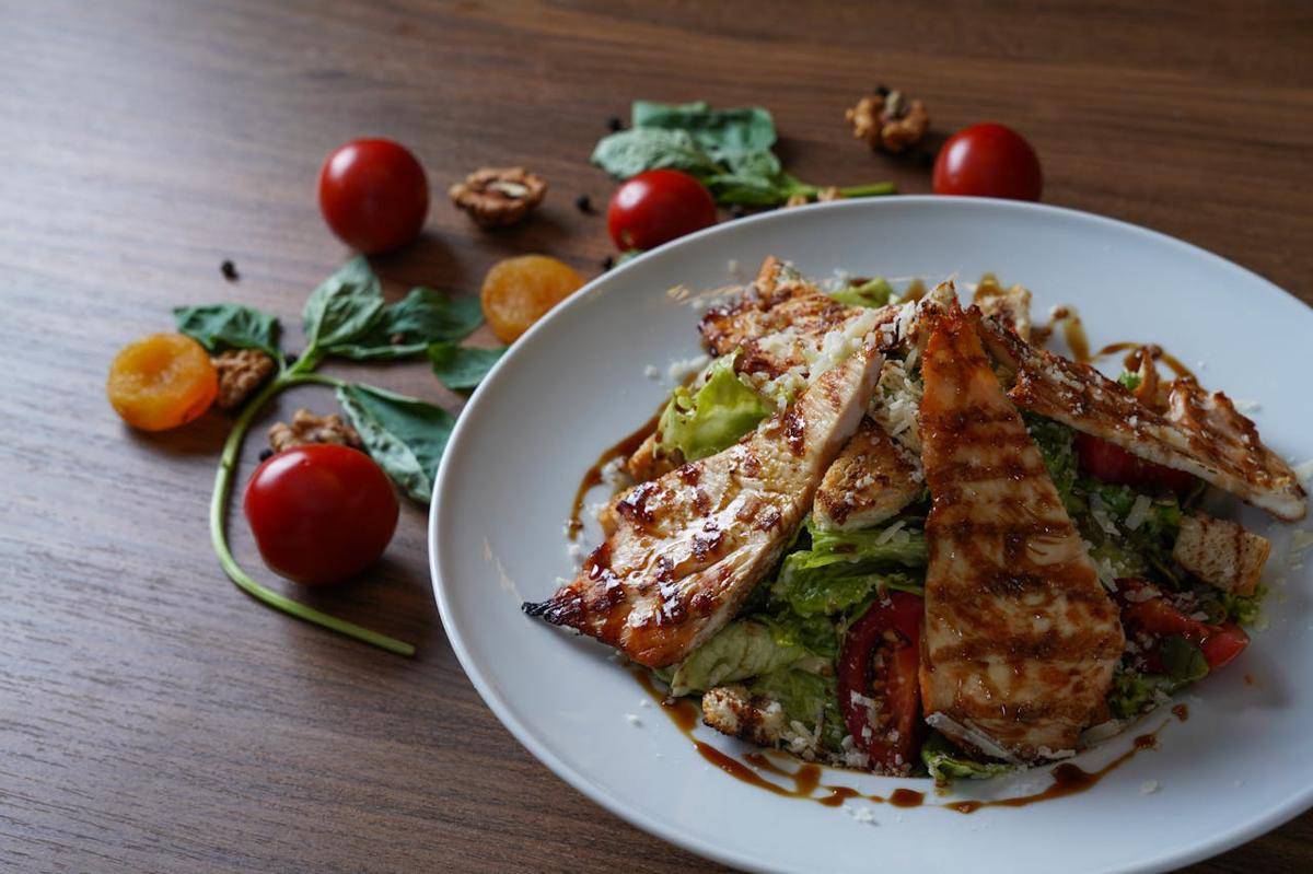 Potret chicken grill caesar salad