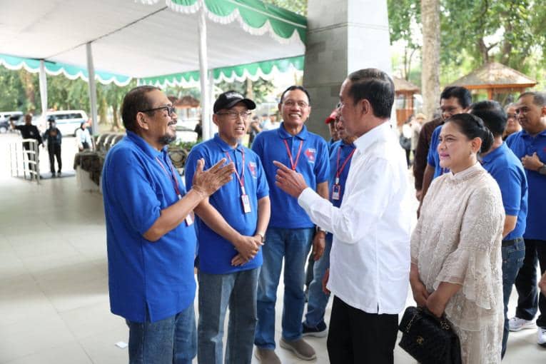 Jokowi bersama alumni angkatan‘80 Fakultas Kehutanan UGM. (ugm.ac.id)