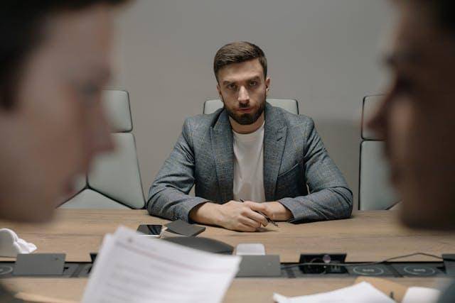 Ilustrasi seorang pria di kantor