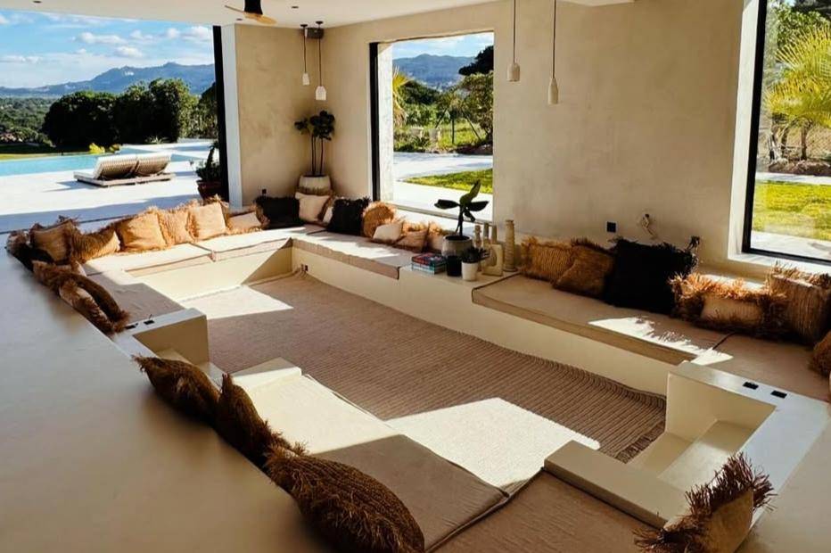 Sunken Living Room (instagram.com/casa.da.palmeira) 