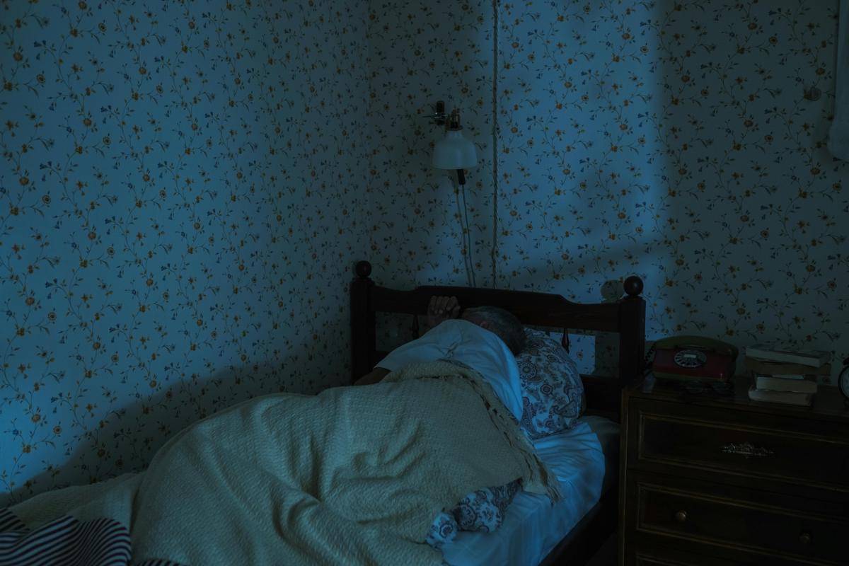 ilustrasi mematikan lampu saat tidak digunakan 