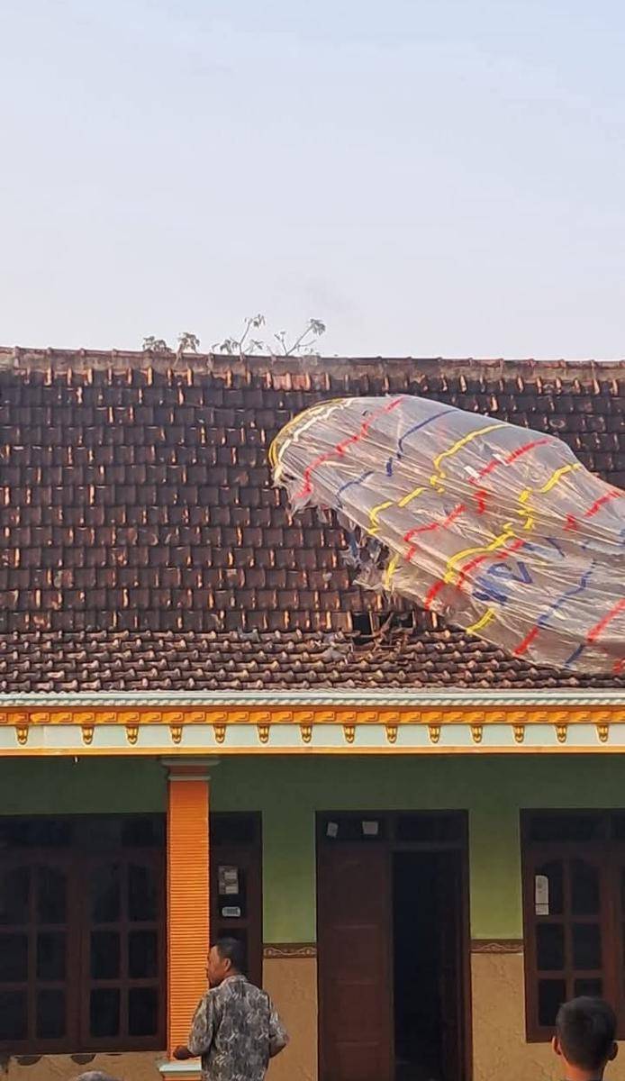 Balon udara porak porandakan genteng rumah Marsis di Desa Tapen Kecamatan Lembeyan. IDN Times/Istimewa.