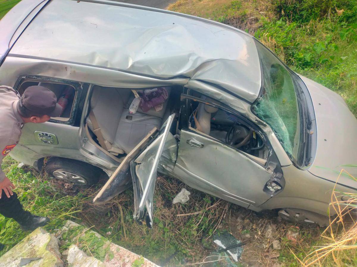 Telibat tabrakan, Avanza berisi tiga orang tercebur parit di jalan raya Kawedan - Takeran. IDN Times/Riyanto.