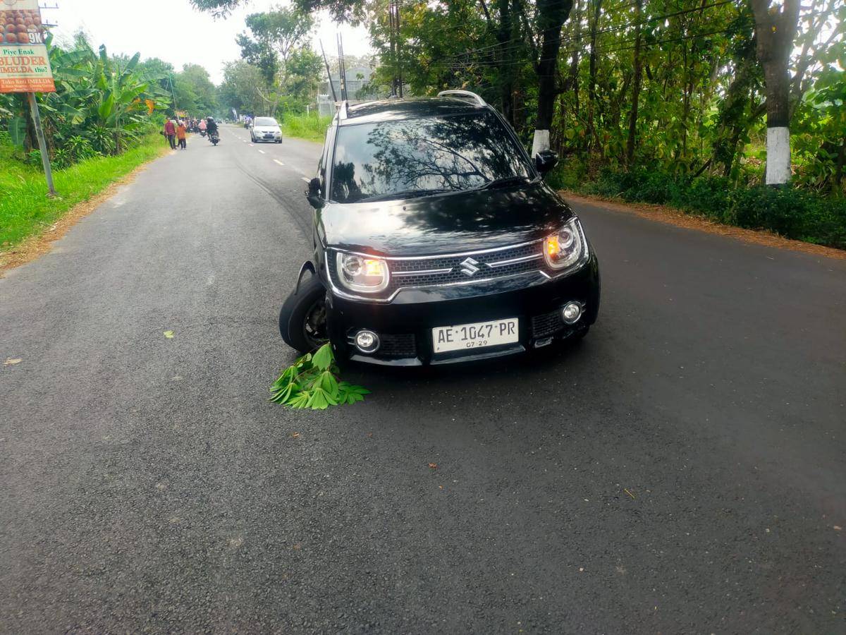 Suzuki Igniz saat menyalip terlalu melebar ke kanan, serobot jalur lawan. IDN Times/Royanto.