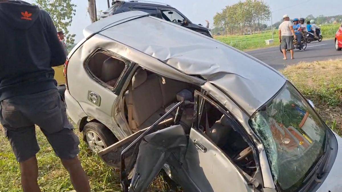 Tiga orang dalam mobil Avanza terluka dan dilarikan ke rumah sakit. IDN Times/Riyanto.