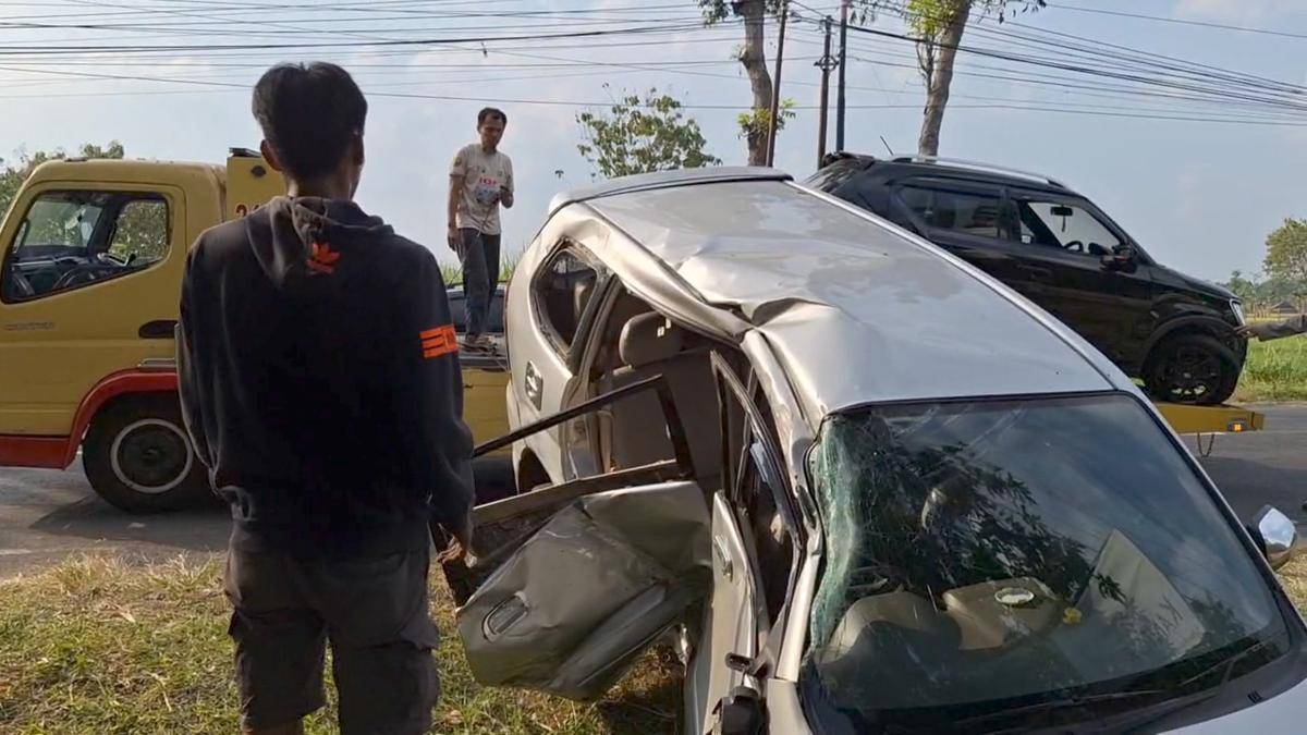 Tiga orang dalam mobil Avanza terluka dan dilarikan ke rumah sakit. IDN Times/Riyanto.