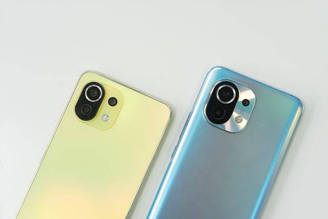 ilustrasi dua unit smartphone (unsplash.com/@duc154)