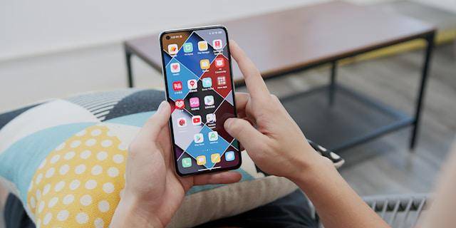ilustrasi smartphone (unsplash.com/@thoduc)