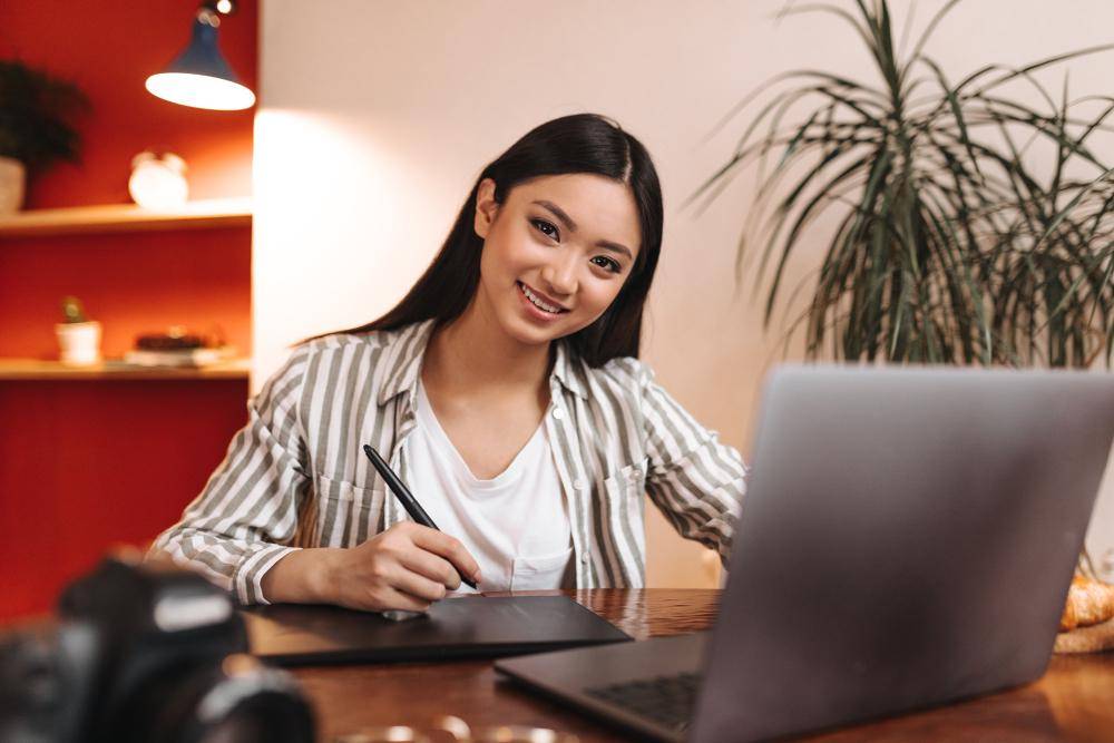 ilustrasi menjadi freelancer (freepik.com/lookstudio)