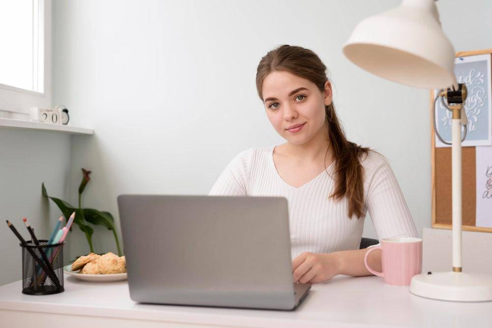 ilustrasi menjadi freelancer (freepik.com/freepik)