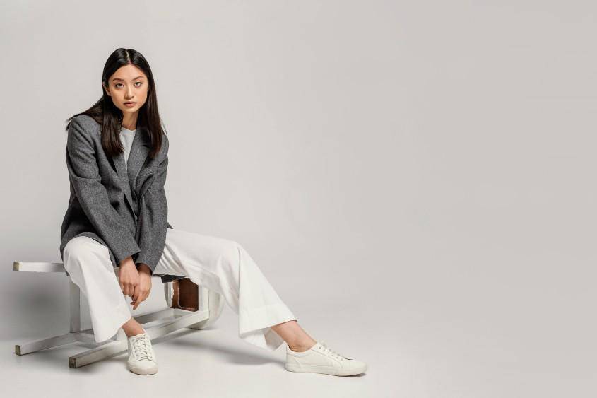 ilustrasi wanita menggunakan outfit minimalis (freepik.com)