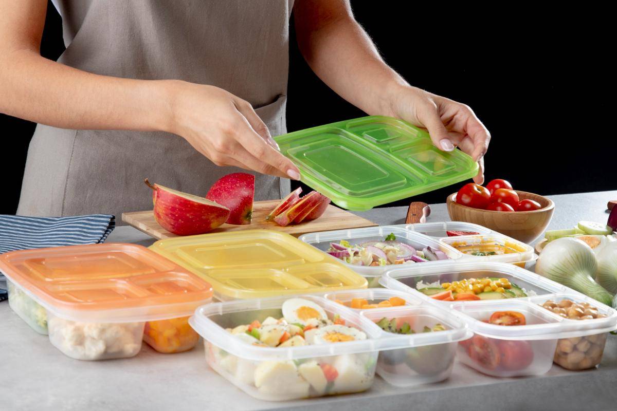 ilustrasi menyiapkan bekal dengan menu ekado (freepik.com/freepik)