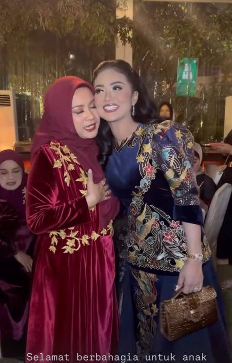 Artis di di Pernikahan Anak Ikke Nurjanah (Instagram.com/ikkenurjanah0518)