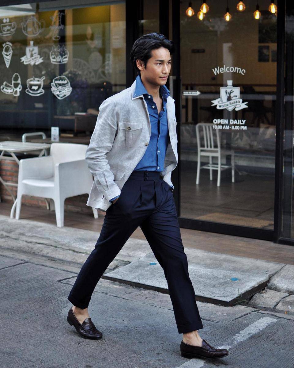styling kemeja denim ala Apo Nattawin (instagram.com/apo555)