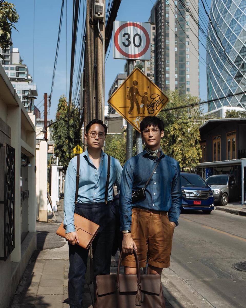 styling kemeja denim ala Apo Nattawin (instagram.com/apo555)