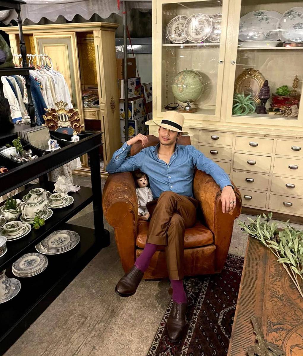 styling kemeja denim ala Apo Nattawin (instagram.com/apo555)