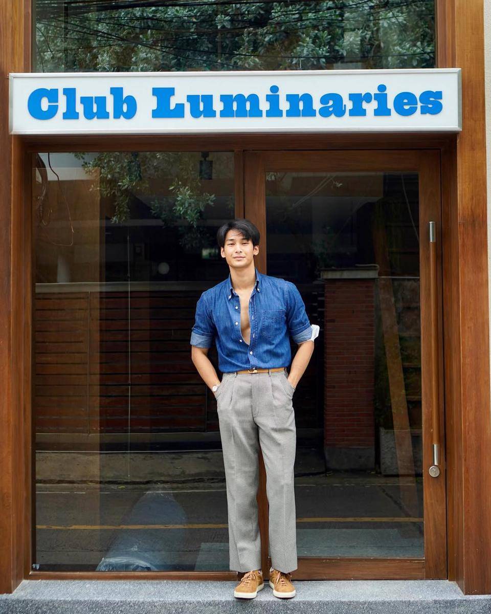 styling kemeja denim ala Apo Nattawin (Instagram.com/apo555)