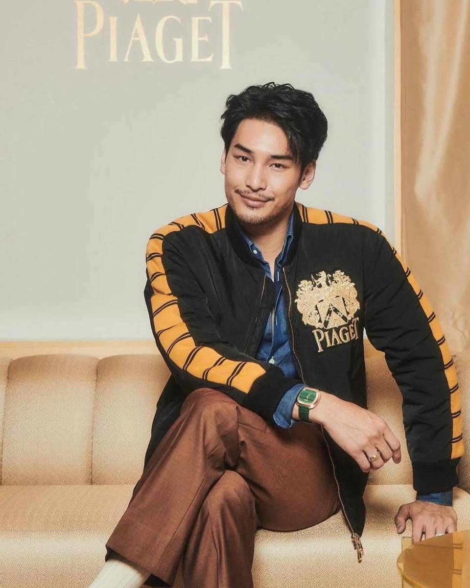 styling kemeja denim ala Apo Nattawin (instagram.com/apo555)