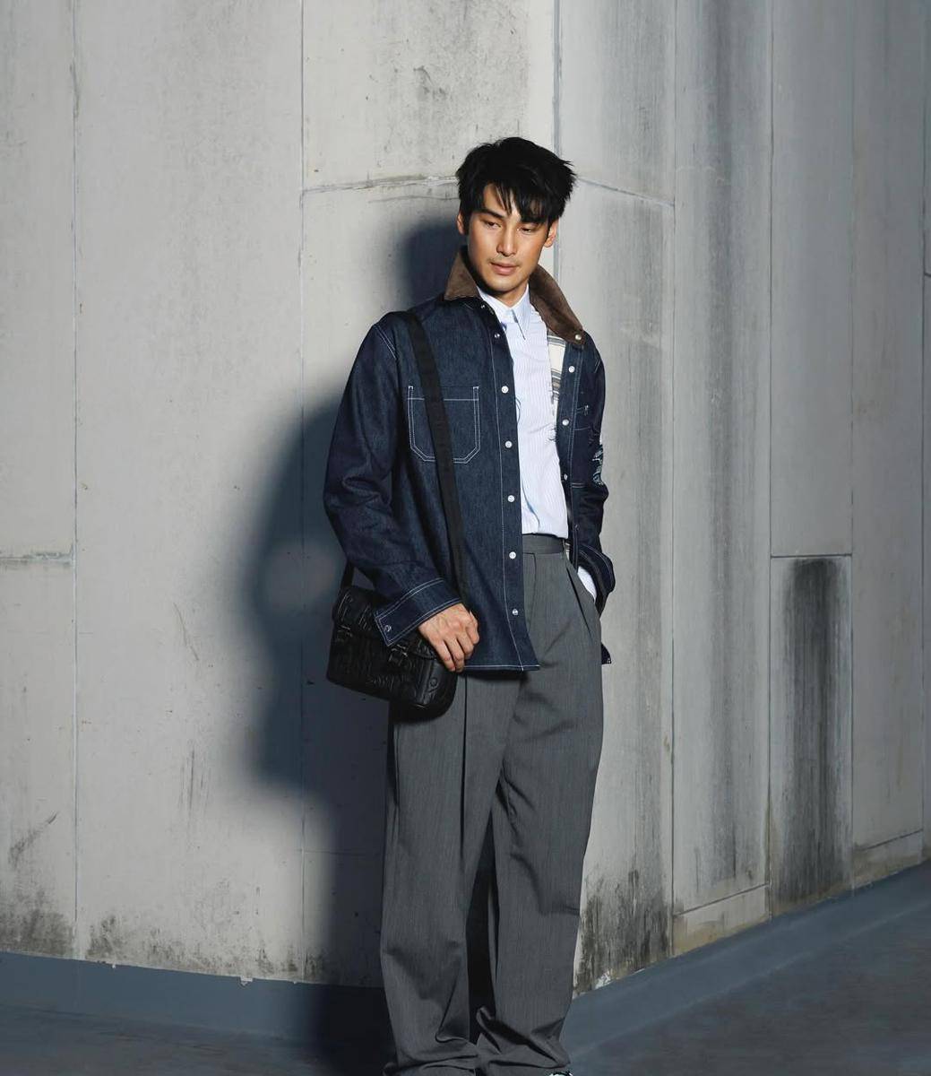 styling kemeja denim ala Apo Nattawin (instagram.com/apo555)