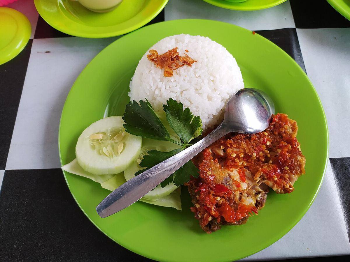 Ayam Gepuk Mbah Akung (commons.wikimedia.org/Wiwik P)