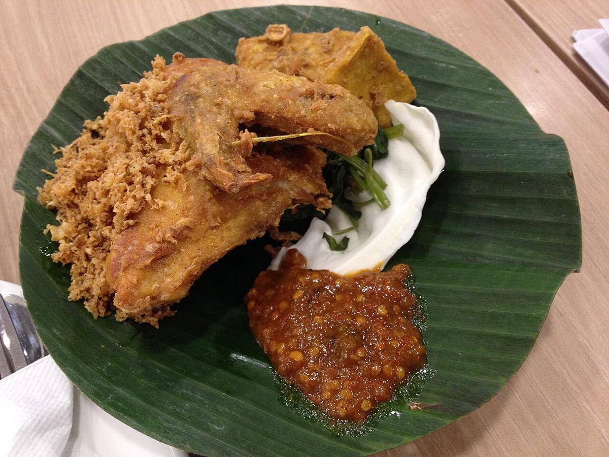 Rumah Makan Ayam Goreng Lunak Mbok Sarun (commons.wikimedia.org/Banej)