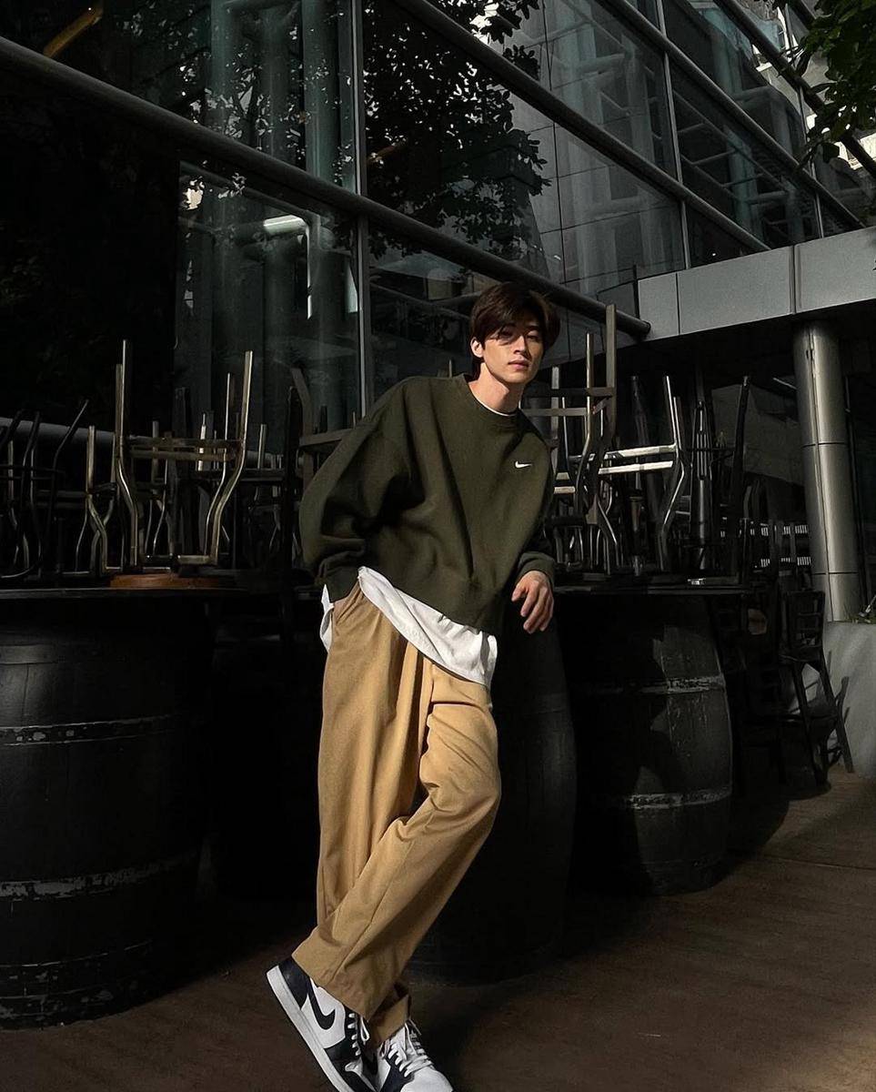 outfit Y2K style ala Blue Pongtiwat (instagram.com/blue_pongtiwat)
