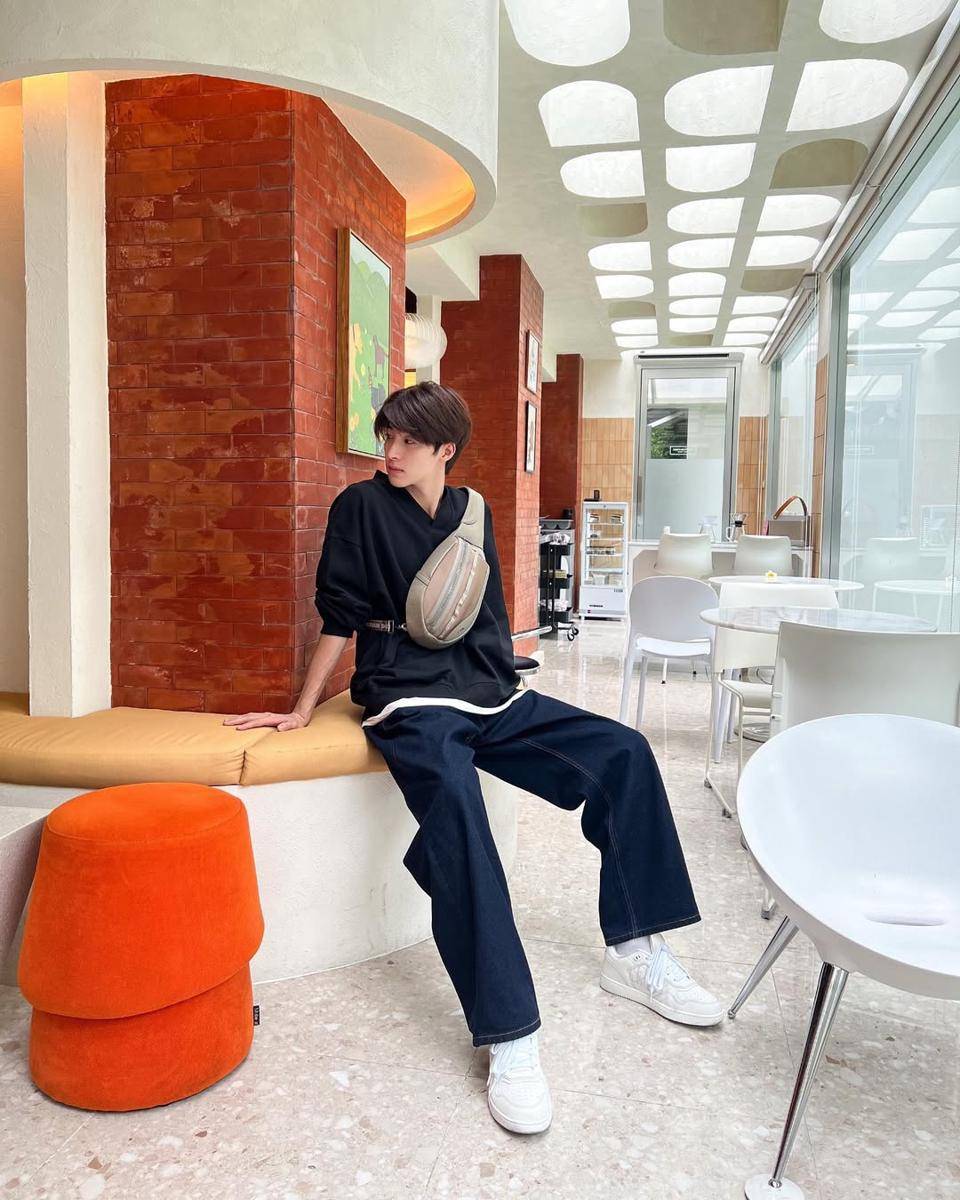 outfit Y2K style ala Blue Pongtiwat (instagram.com/blue_pongtiwat)