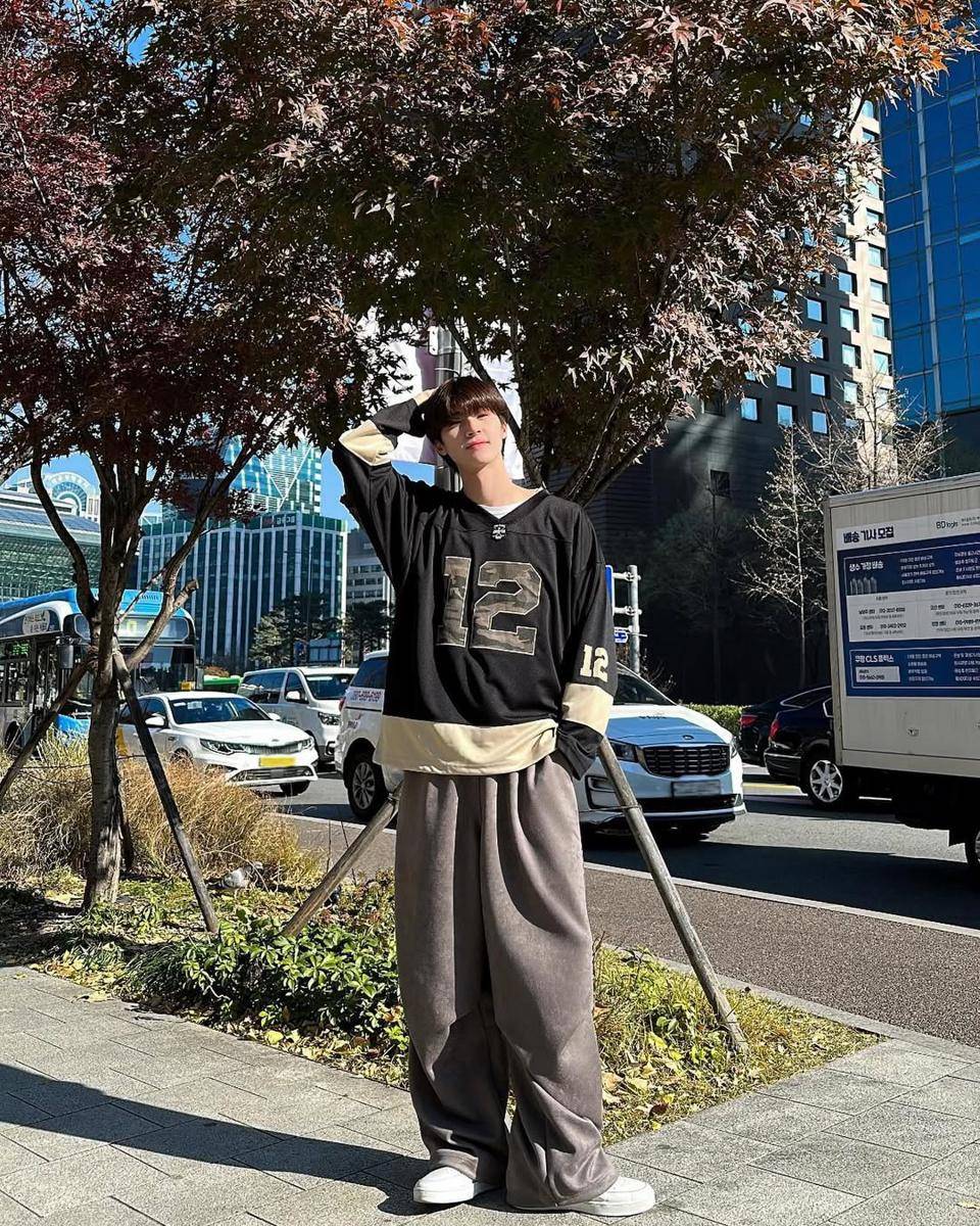 outfit Y2K style ala Blue Pongtiwat (Instagram.com/blue_pongtiwat)