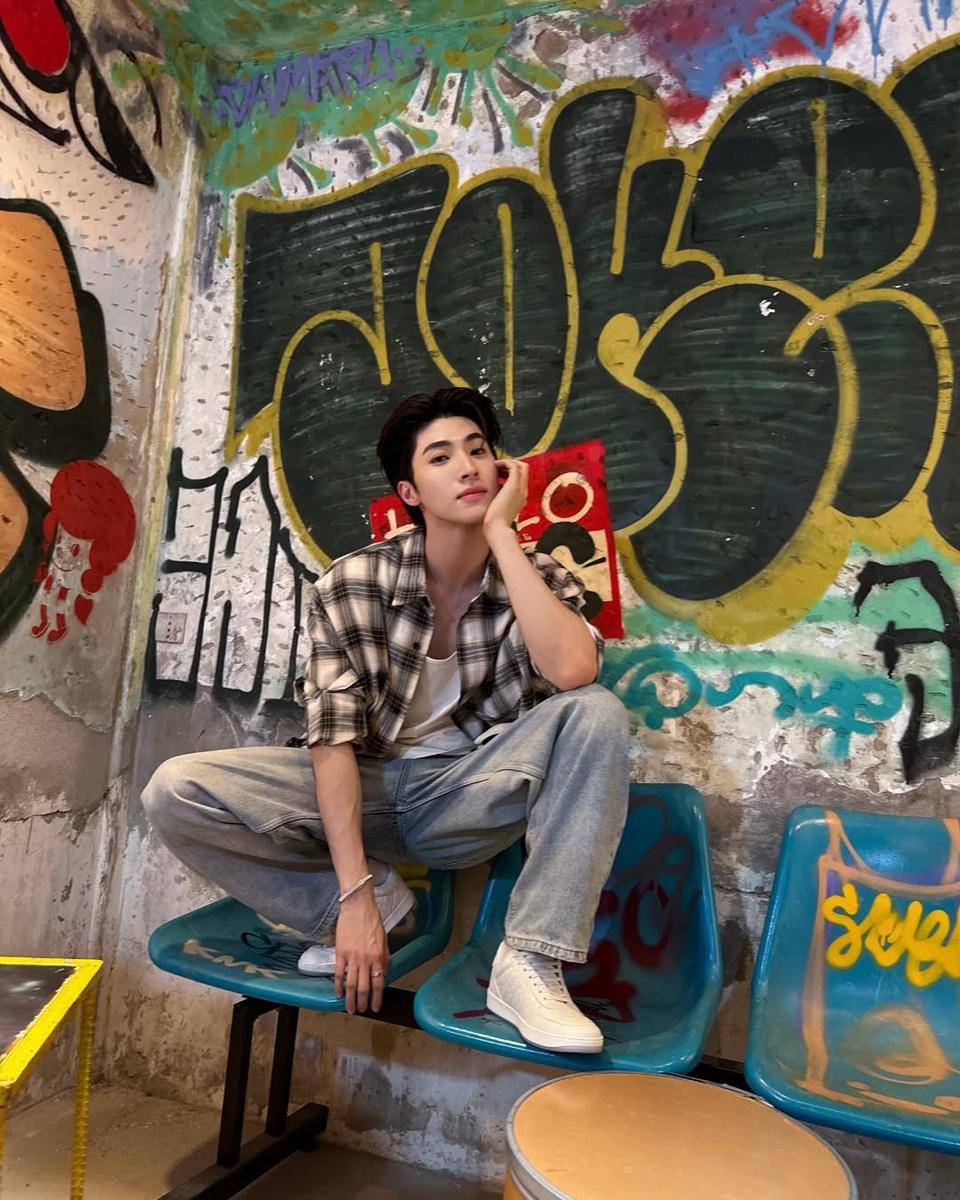 outfit Y2K style ala Blue Pongtiwat (instagram.com/blue_pongtiwat)