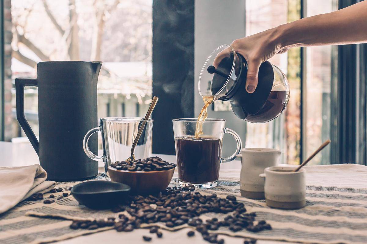 ilustrasi menyeduh kopi untuk membuat es kopi (pixabay.com/rahulsankraft)