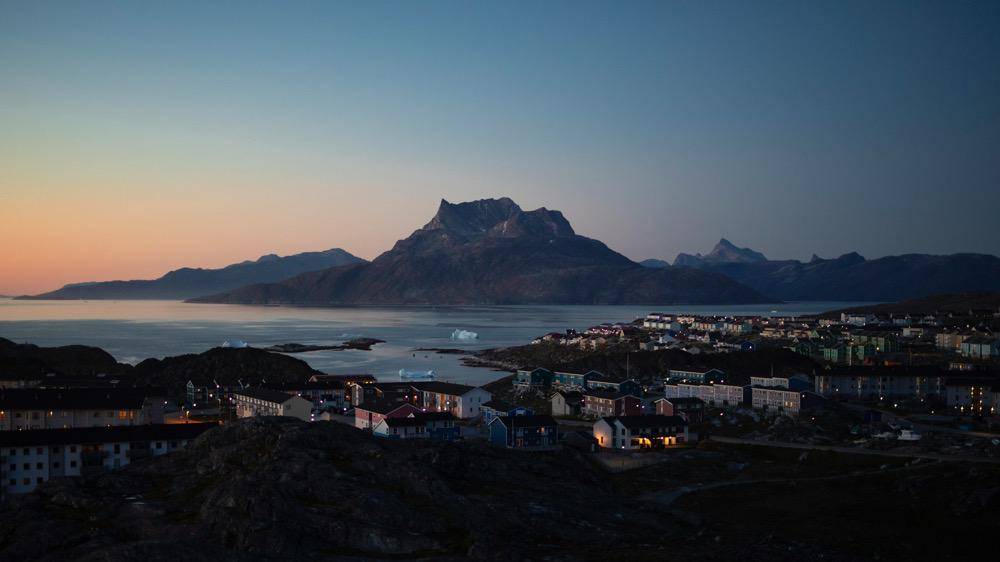 gambar pemandangan di Greenland saat malam (unsplash.com/Aningaaq Rosing Carlsen)