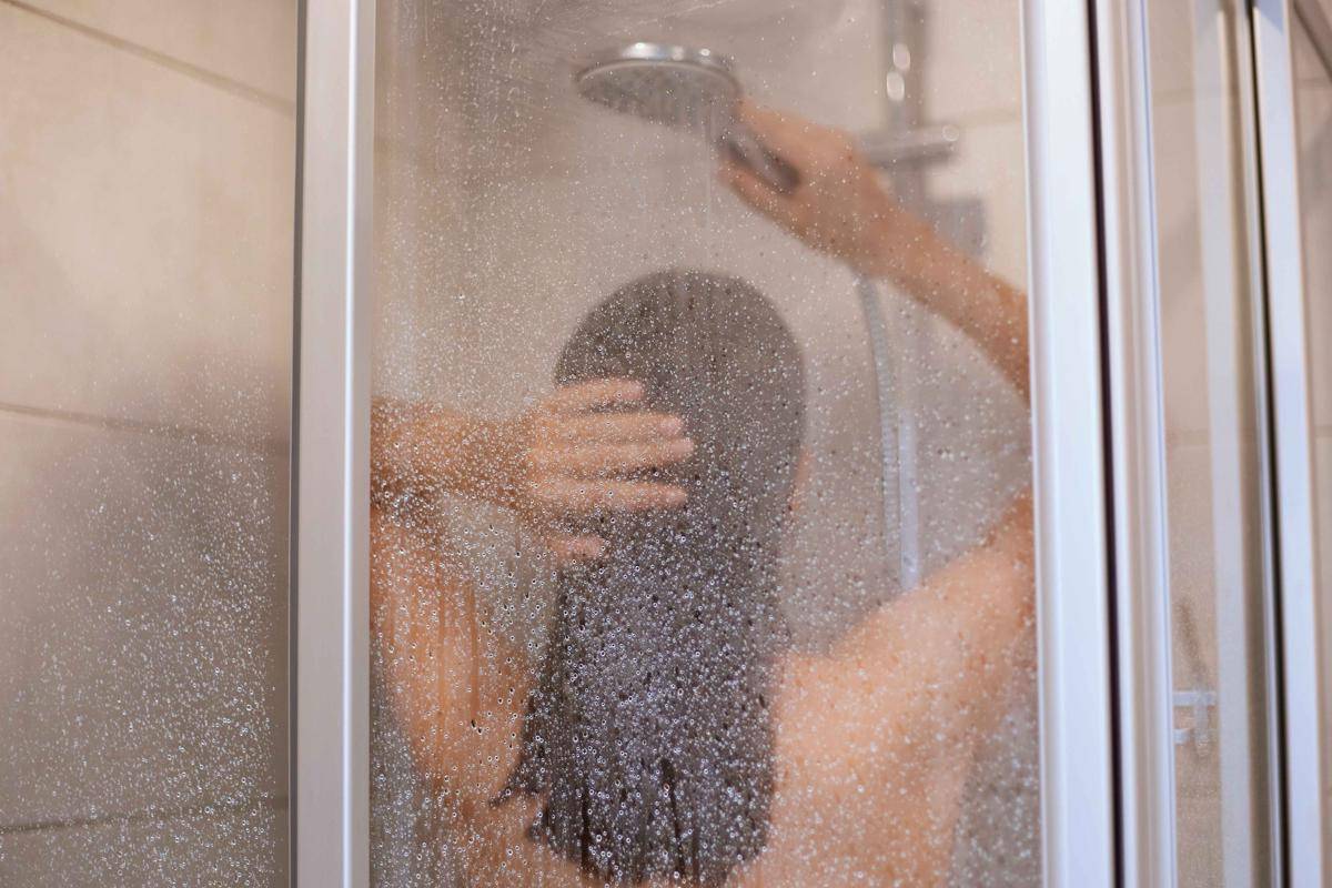 ilustrasi tirai transparan di area shower (freepik.com/By User18526052)
