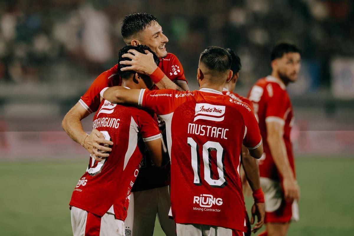 Pemain Bali United usai cetak gol ketiga ke gawang PSIM Jogja. (baliutd.com)
