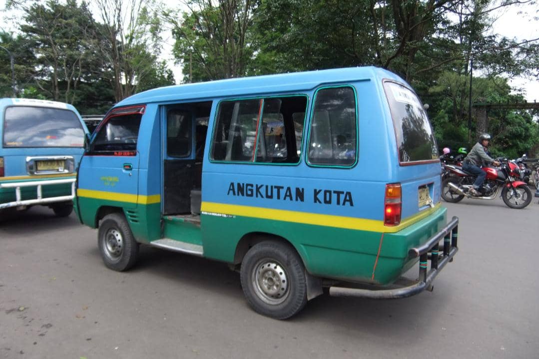 ilustrasi angkutan kota (wikipedia.org/erwin FCG)